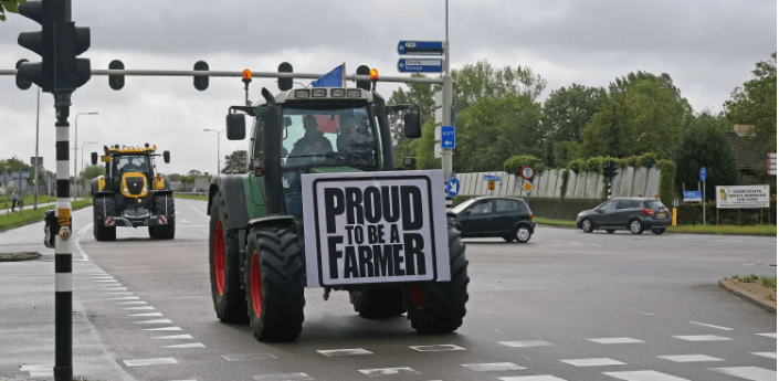 Trator com placa escrita  orgulho de ser agricultor