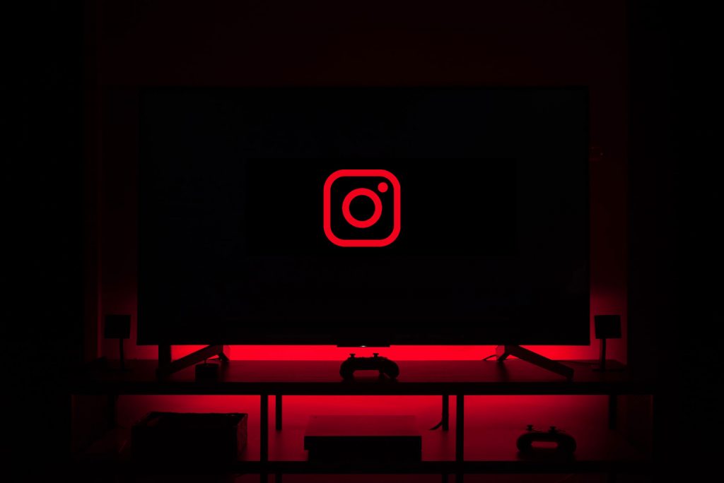 Logo do Instagram na cor vermelha aparecendo em televisor.
