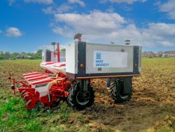 Leia mais sobre o artigo Pesquisadores desenvolvem robô agrícola que analisa o solo, planta, irriga, aplica e colhe