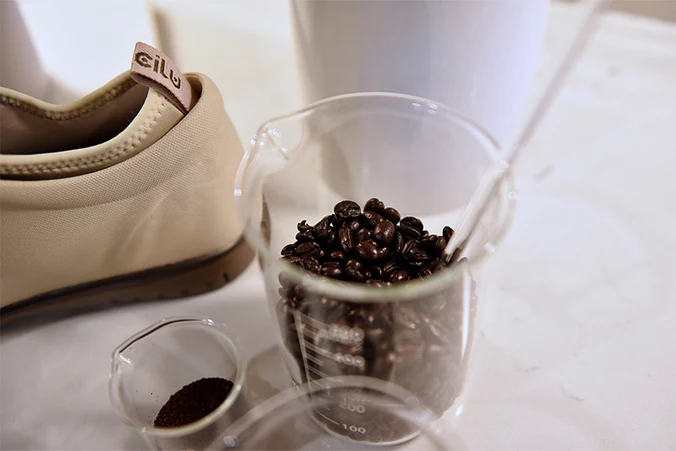 Empresa chinesa cria sapatos feitos de borra de café