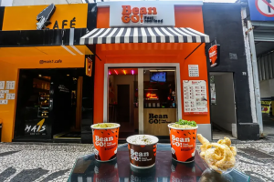 Leia mais sobre o artigo “Fast real food” vende feijoada no copo e faz sucesso no Paraná