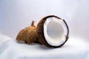 Leia mais sobre o artigo Bateria sustentável à base de coco, limão e madeira é aliada na economia com ar condicionado
