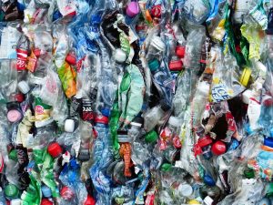 Leia mais sobre o artigo Cientistas criam plástico não derivado do petróleo e que é facilmente reciclado