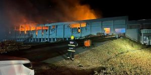 Leia mais sobre o artigo Grande incêndio atinge frigorífico da JBS/Friboi no MT