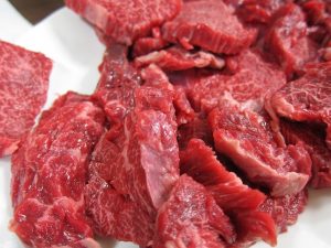 Leia mais sobre o artigo Produção global de carne bovina, que tendia à queda, deve crescer em 2023