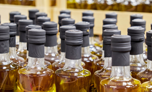 Leia mais sobre o artigo Fiscalização apreende 9 mil garrafas de azeite de oliva fraudado no Paraná